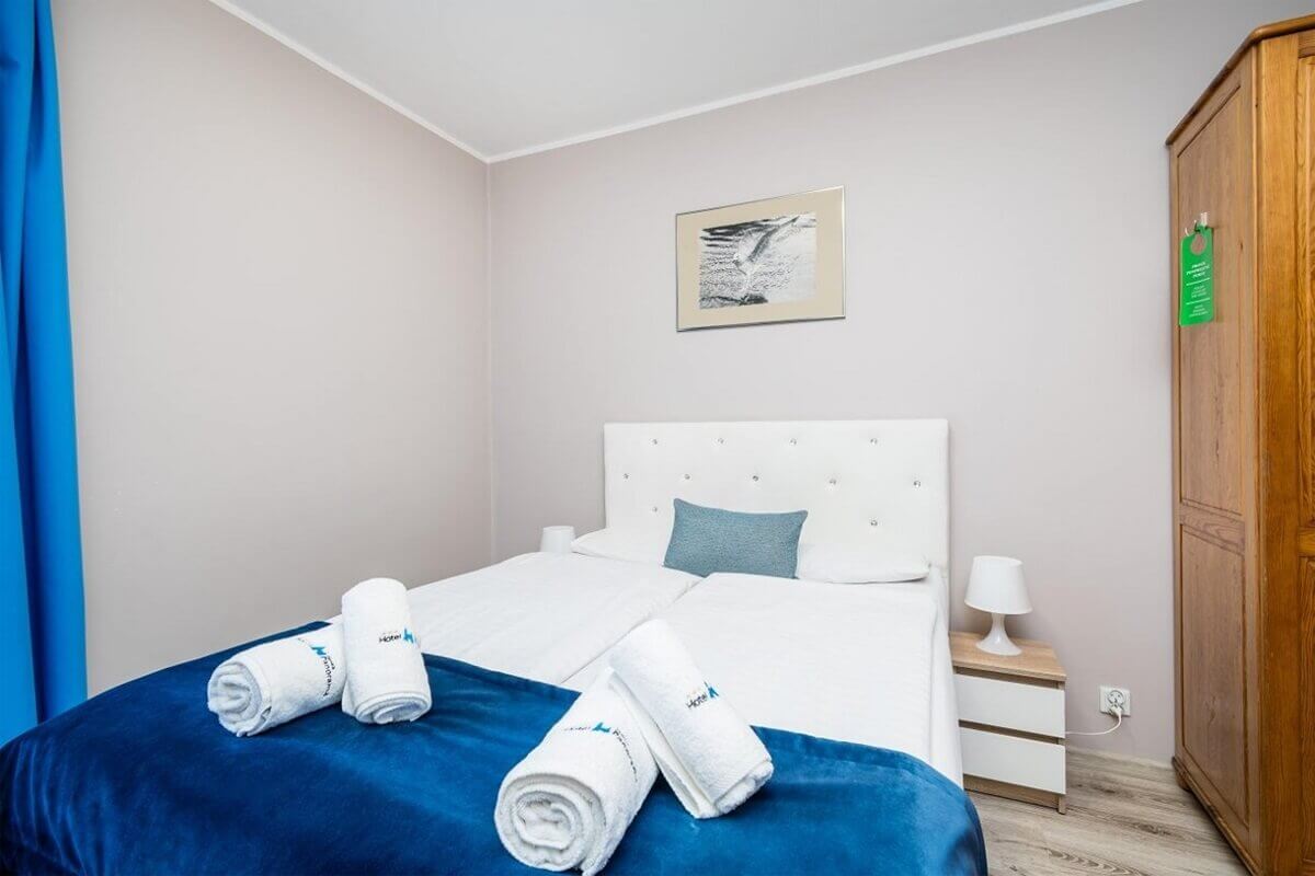 Kommst du geschäftlich nach Krakau? Touristen und überfüllter Markt sind nichts für dich? Gleichzeitig ist eine gute Anbindung an alle Ecken der Stadt für Sie entscheidend?
Wir sind ein intimes Hotel, das sich speziell an Geschäftsreisende richtet. Unser größter Vorteil ist die Lage, die eine gute Anbindung mit öffentlichen Verkehrsmitteln in alle Bereiche unserer Stadt ermöglicht, und eine ruhige Nachbarschaft, die es Ihnen ermöglicht, sich zu entspannen.
Wir präsentieren Ihnen Einzelzimmer. Die ideale Lösung für Geschäftsaufenthalte oder für Alleinreisende.